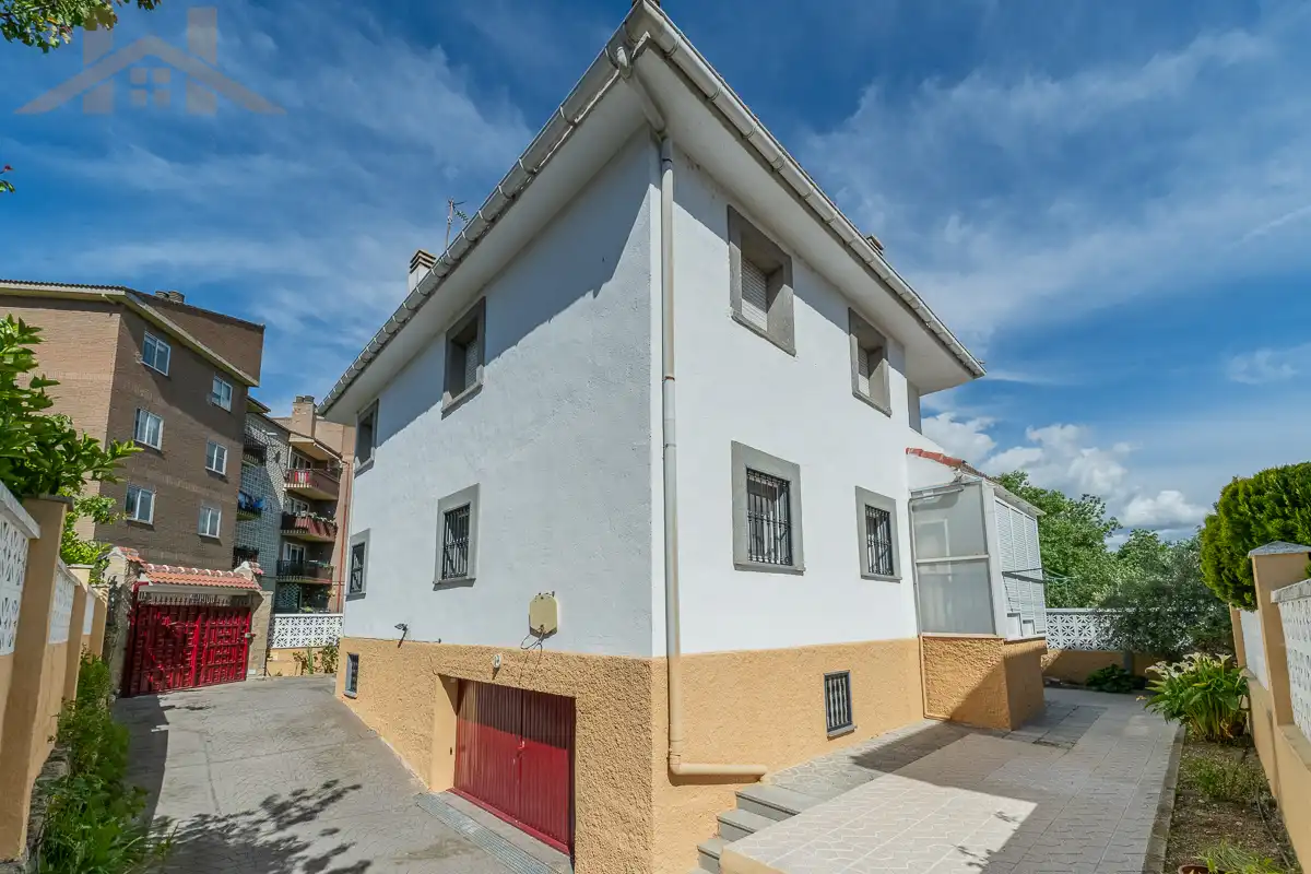 Vista exterior de Casa o xalet en venda en Guadarrama amb Calefacció, Jardí privat i Piscina comunitària
