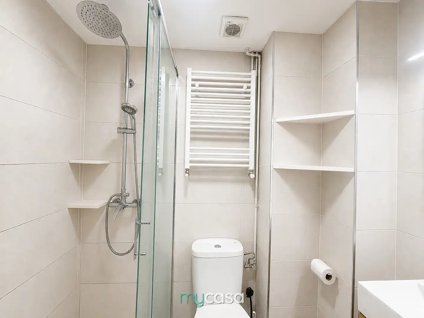 Badezimmer von Wohnung zum Verkauf in Barcelona mit Klimaanlage, Heizung und Parkett