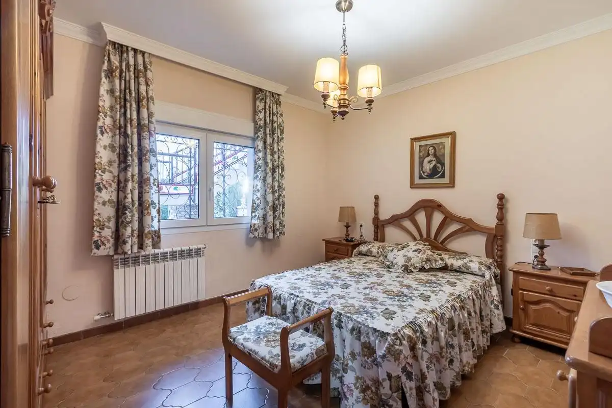 Schlafzimmer von Wohnung zur Miete in Jun mit Klimaanlage, Heizung und Privatgarten