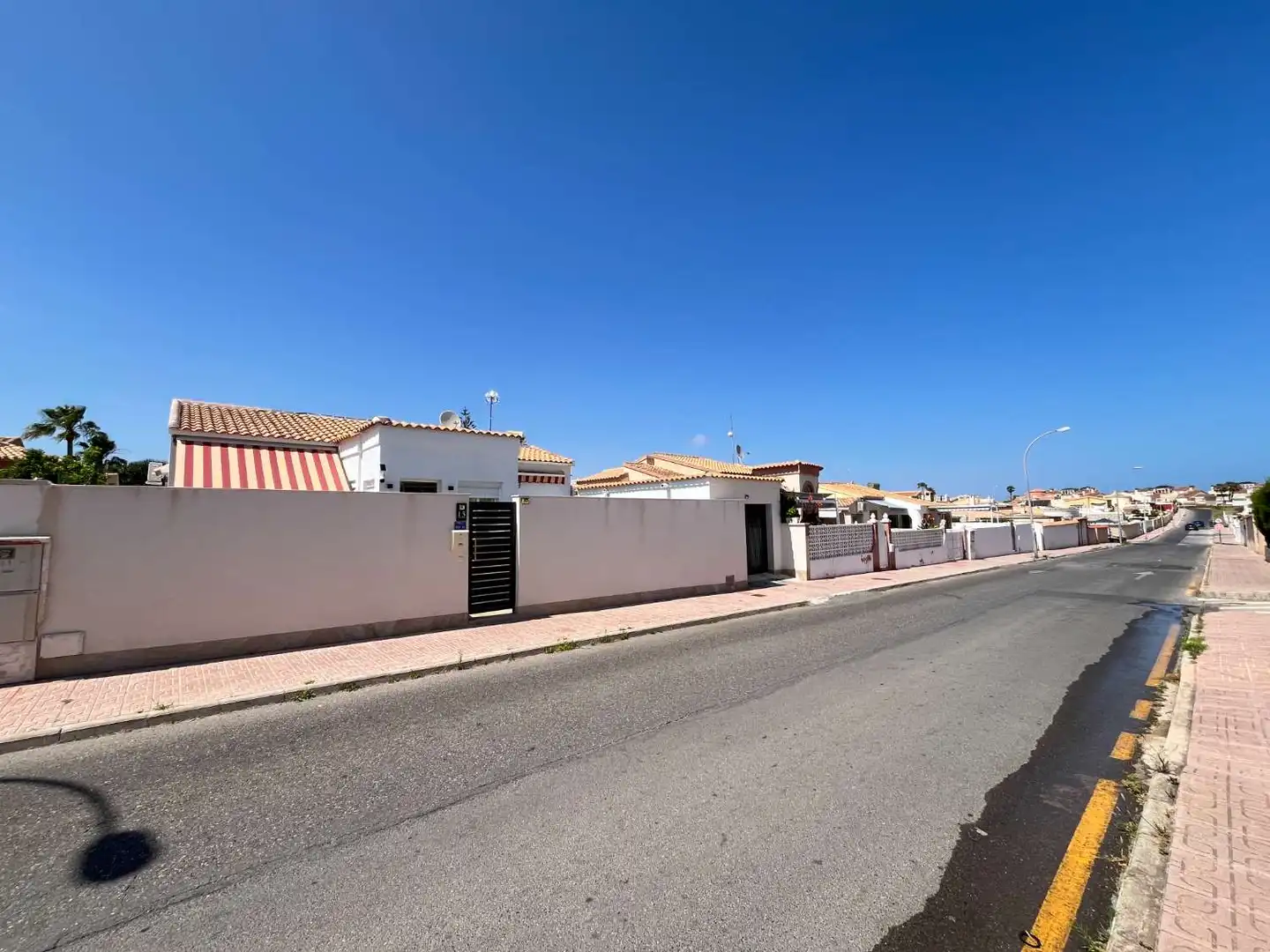 Vista exterior de Casa o xalet en venda en Orihuela amb Aire condicionat, Traster i Moblat