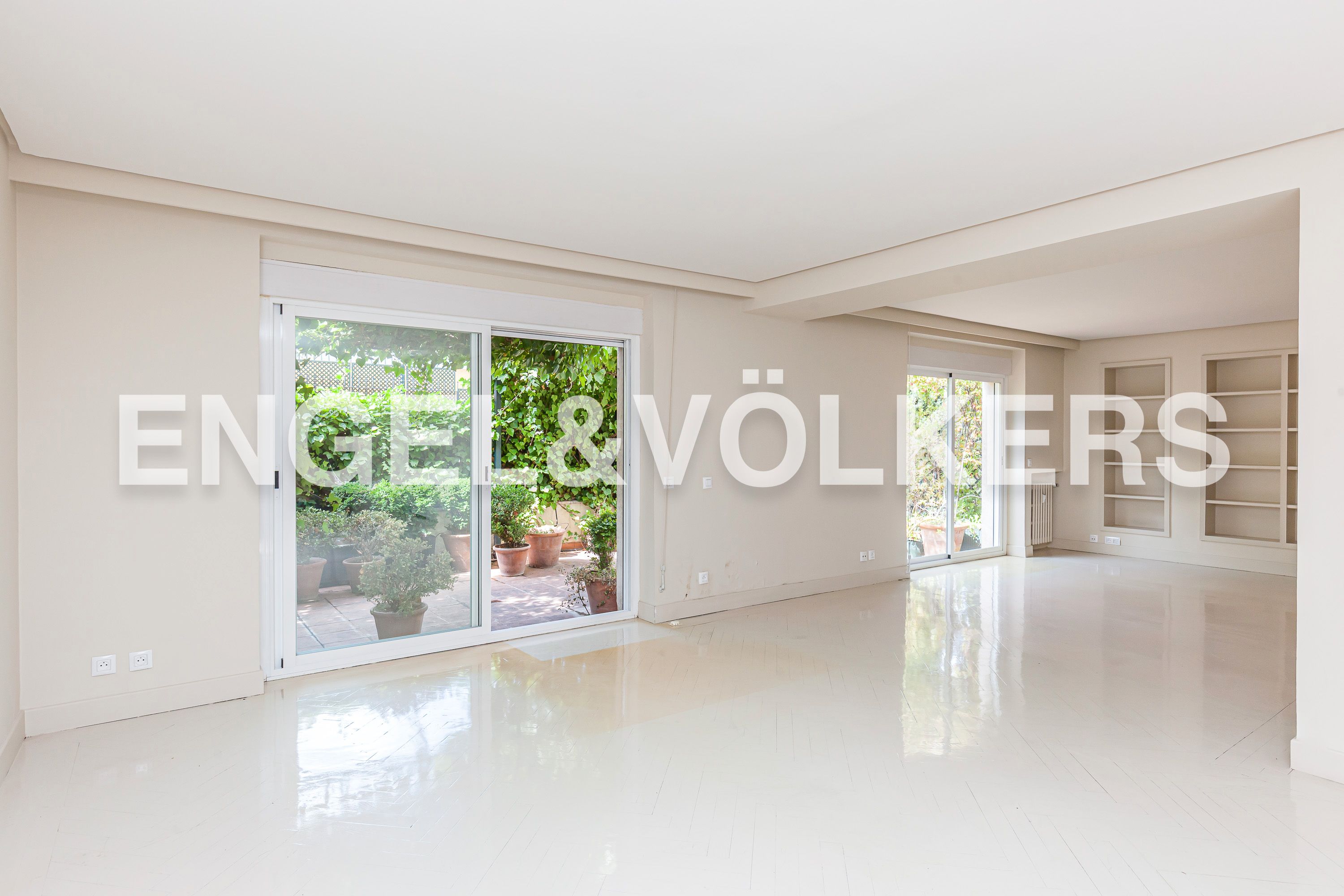 Exterior view of Apartment to rent in  Madrid Capital  with Air Conditioner, Heating and Private garden