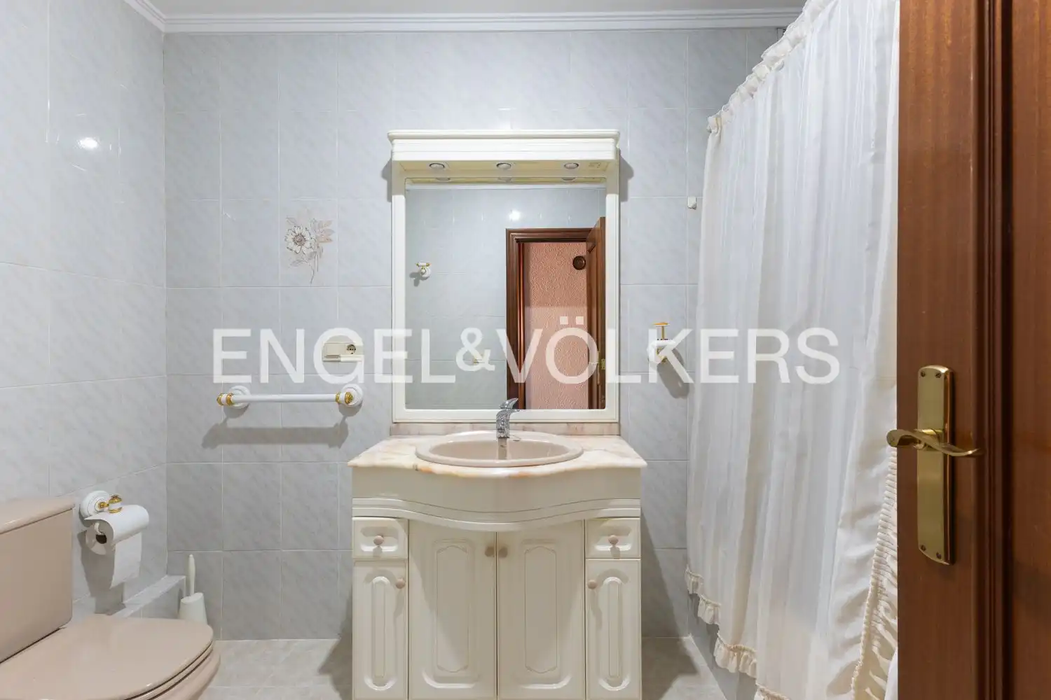 Baño de Piso en venta en Valencia con Calefacción y Balcón