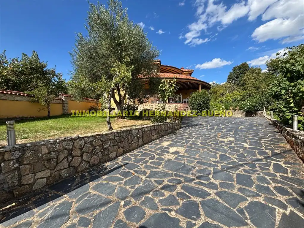 Vista exterior de Casa o xalet en venda en Sequeros amb Calefacció, Jardí privat i Terrassa