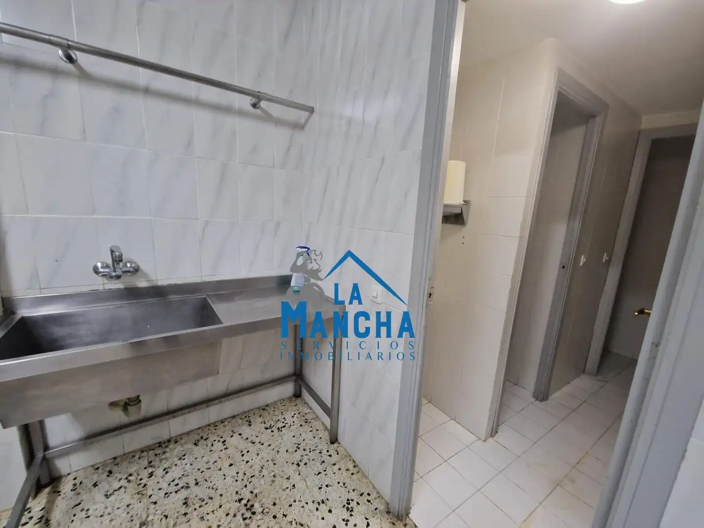 Badezimmer von Geschaftsraum zur Miete in Albacete mit Klimaanlage