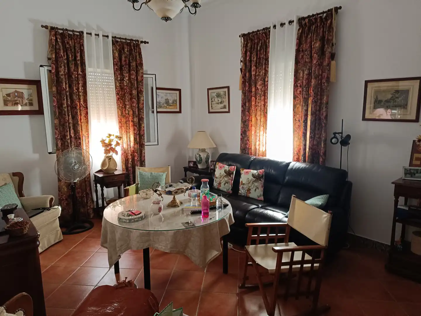 Sala d'estar de Casa o xalet en venda en Carmona amb Aire condicionat, Jardí privat i Terrassa
