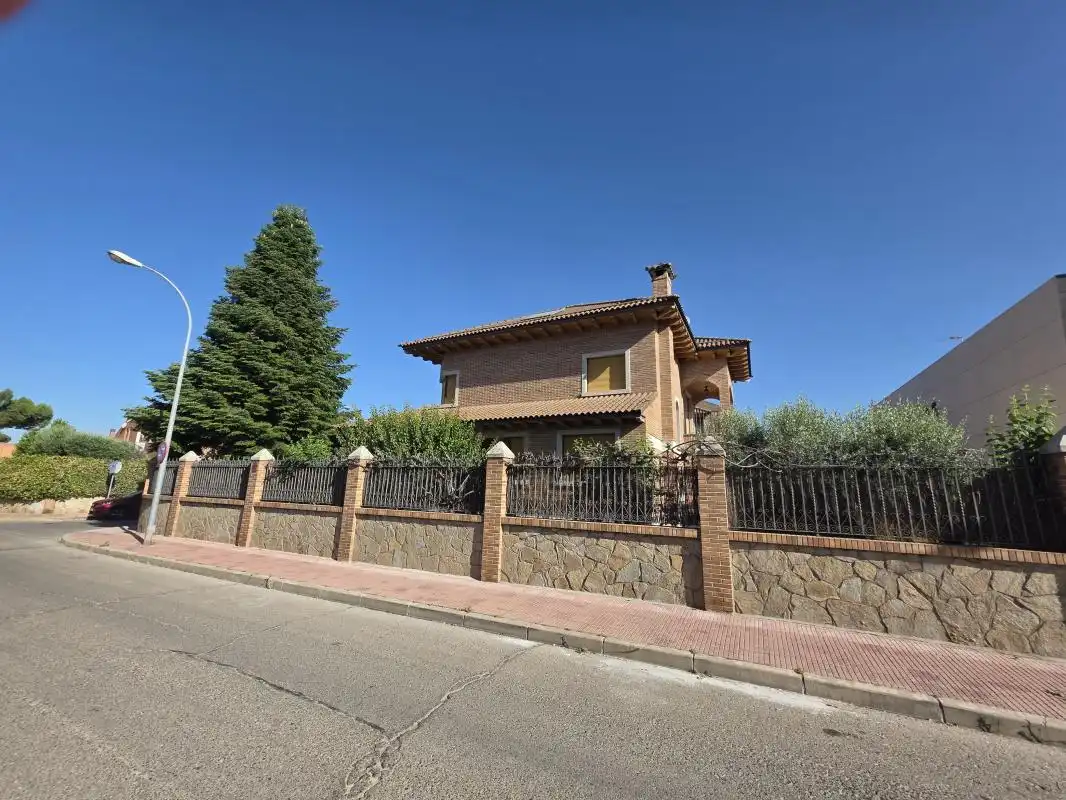 Vista exterior de Casa o chalet en venta en Alcalá de Henares con Aire acondicionado, Calefacción y Jardín privado