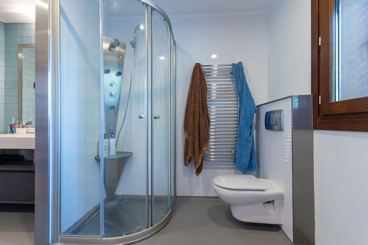Badezimmer von Einfamilien-Reihenhaus zum Verkauf in Boadilla del Monte mit Klimaanlage, Heizung und Abstellraum