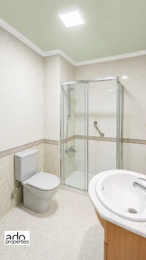 Baño de Piso en venta en Vigo  con Calefacción y Amueblado