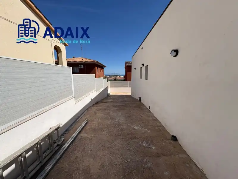 Vista exterior de Casa o chalet en venta en Roda de Berà con Calefacción, Terraza y Piscina
