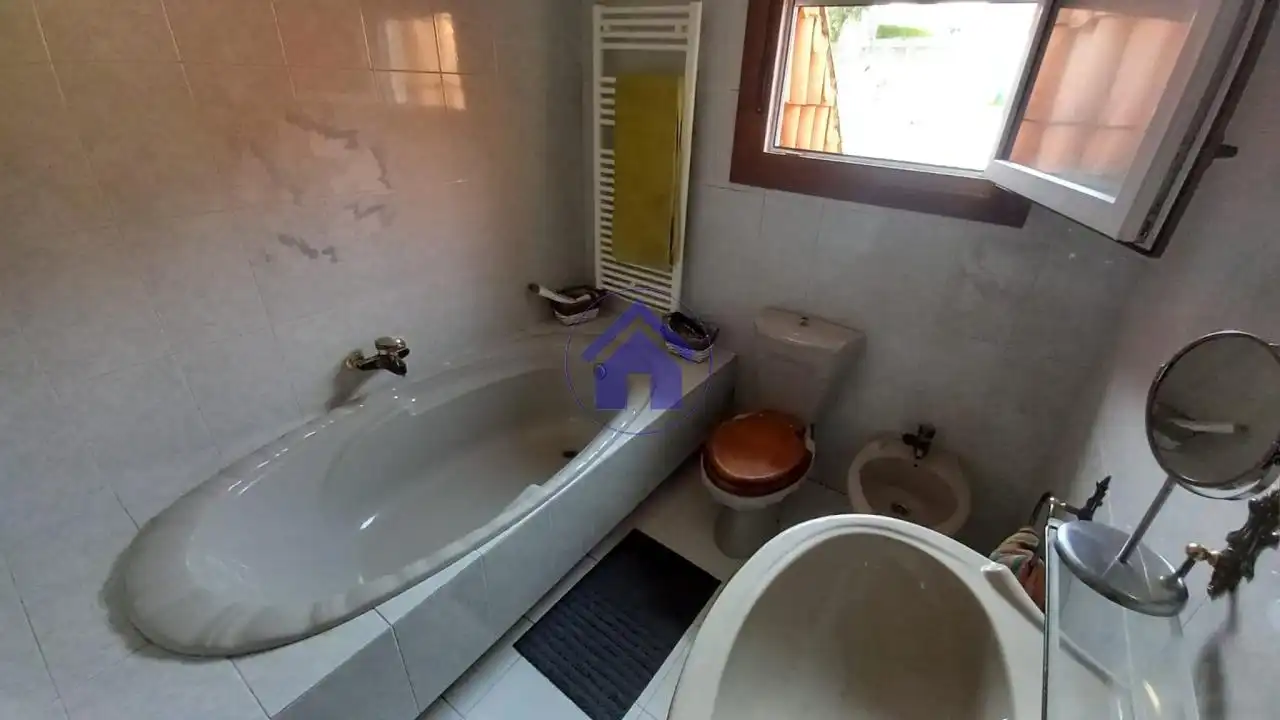 Bathroom of Houses for sale in Vigo   with Heating, Private garden and Parquet flooring