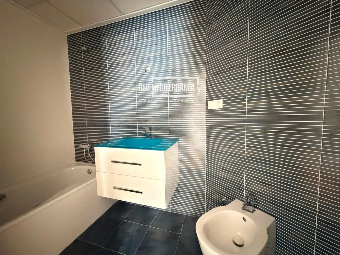 Baño de Piso en venta en Gandia con Aire acondicionado, Piscina y Piscina comunitaria