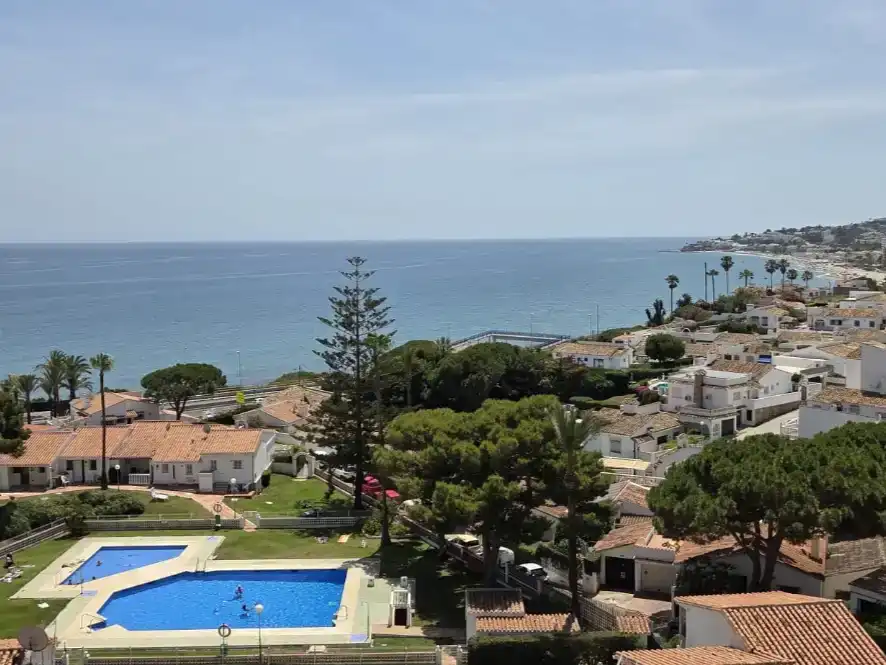 Außenansicht von Wohnungen zum Verkauf in Mijas mit Klimaanlage, Schwimmbad und Balkon