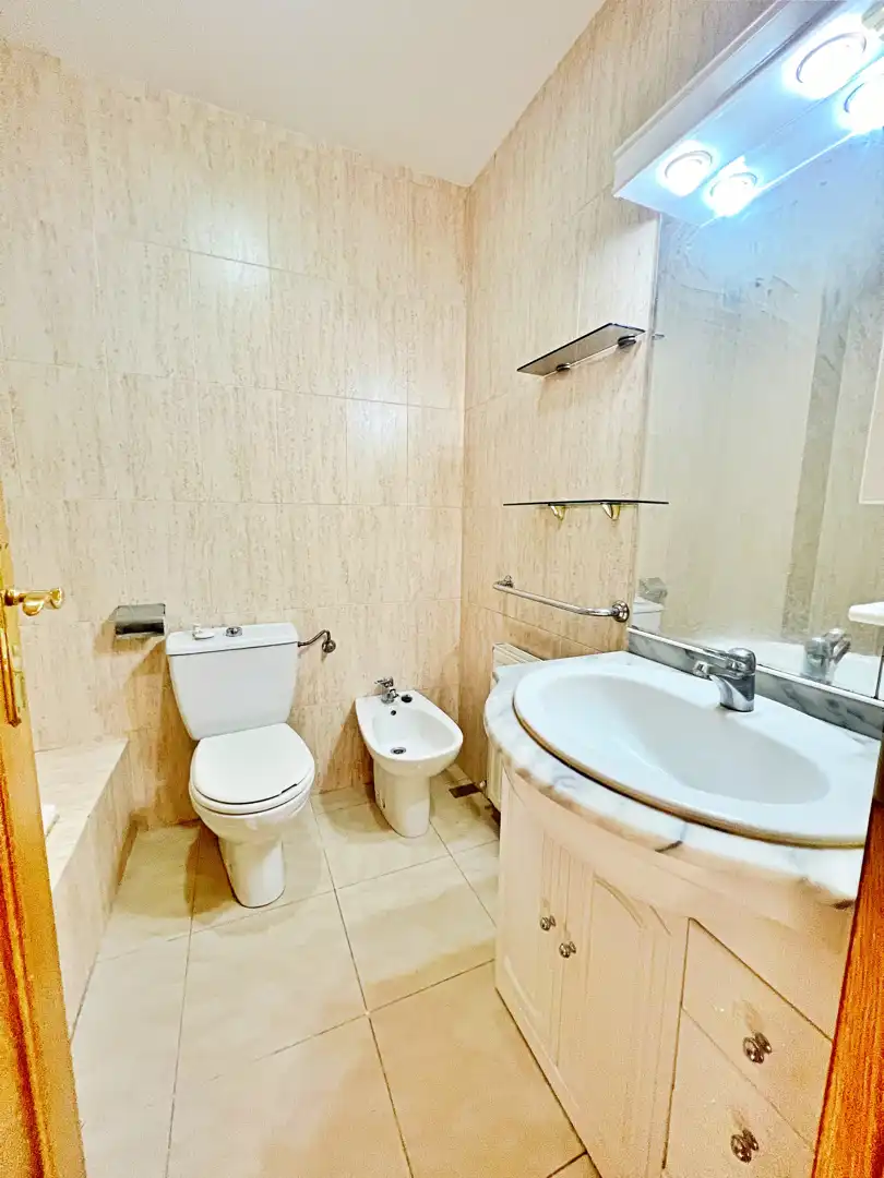 Baño de Apartamento de alquiler en Lugo con Calefacción, Parquet y Amueblado