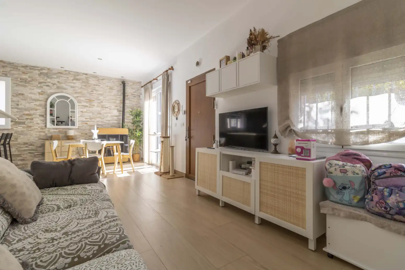 Sala de estar de Casa adosada en venta en Sevilla con Aire acondicionado, Trastero y Piscina