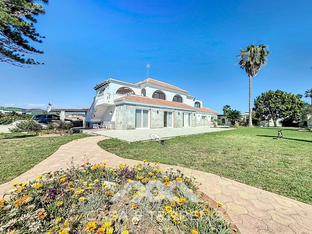 Vista exterior de Casa o xalet en venda en Vélez-Málaga amb Aire condicionat, Jardí privat i Terrassa