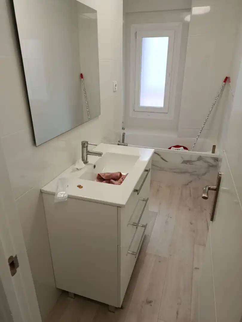 Bany de Pis en venda en Avilés amb Parquet, Terrassa i Forn