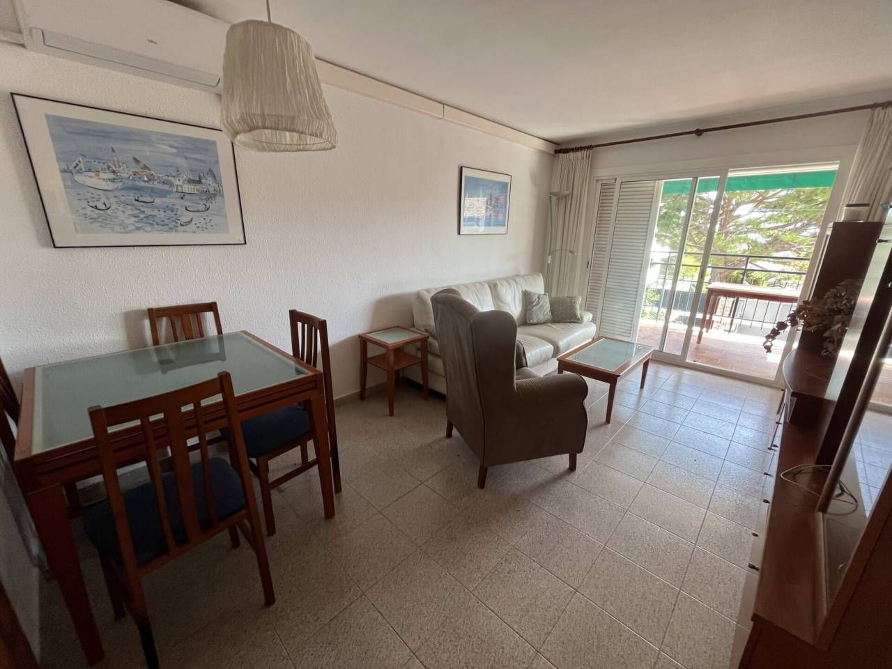 Sala d'estar de Pis de lloguer en Sant Pere de Ribes amb Aire condicionat, Terrassa i Moblat