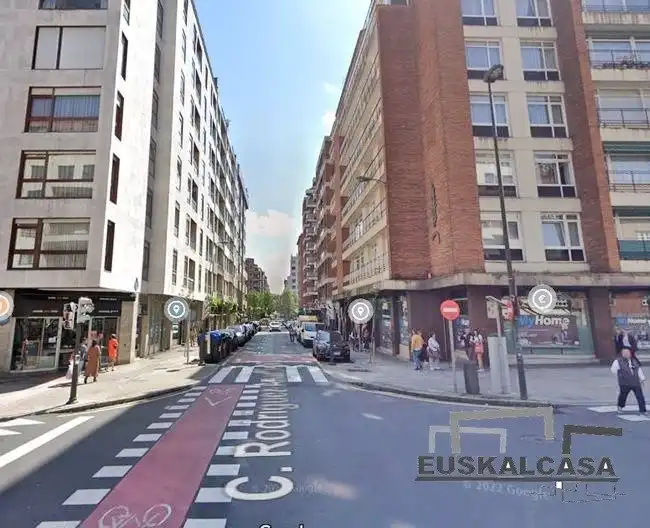 Vista exterior de Oficina en venda en Bilbao  amb Calefacció