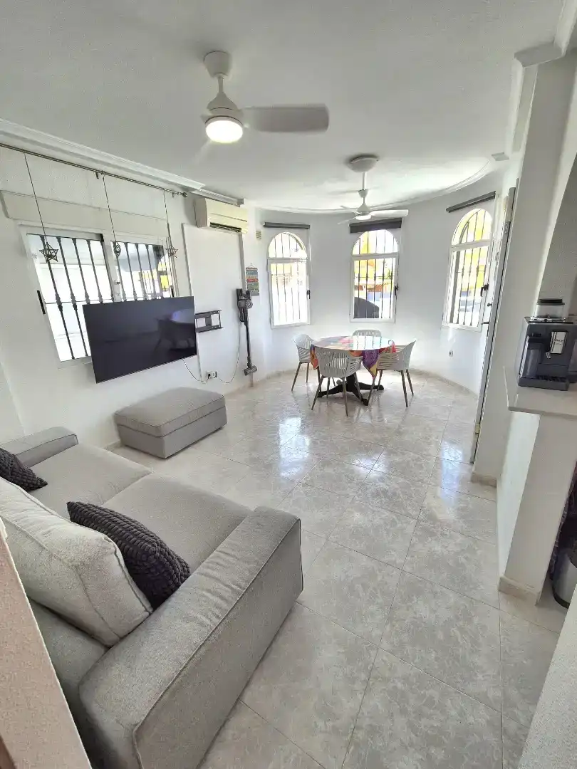 Sala d'estar de Casa adosada en venda en Torrevieja amb Aire condicionat