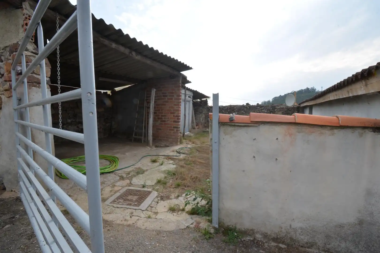 Finca rústica en venda en Oviedo  amb Traster