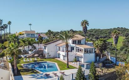 Vista exterior de Casa o xalet en venda en Estepona amb Aire condicionat, Jardí privat i Terrassa