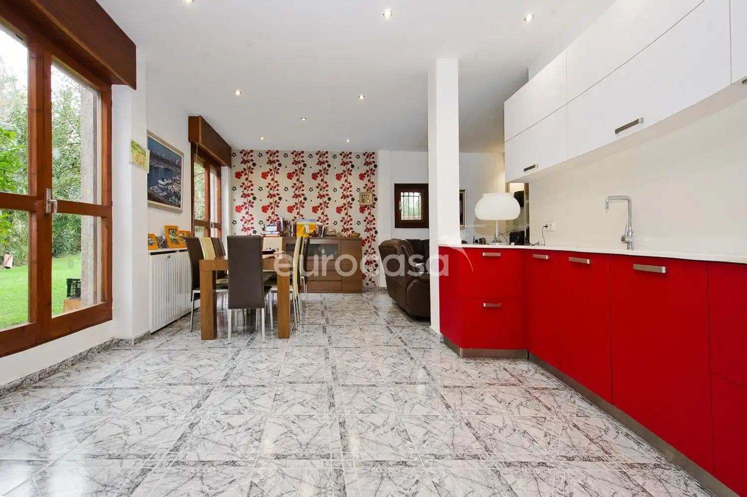 Küche von Einfamilien-Reihenhaus zum Verkauf in Santander mit Privatgarten und Parkett