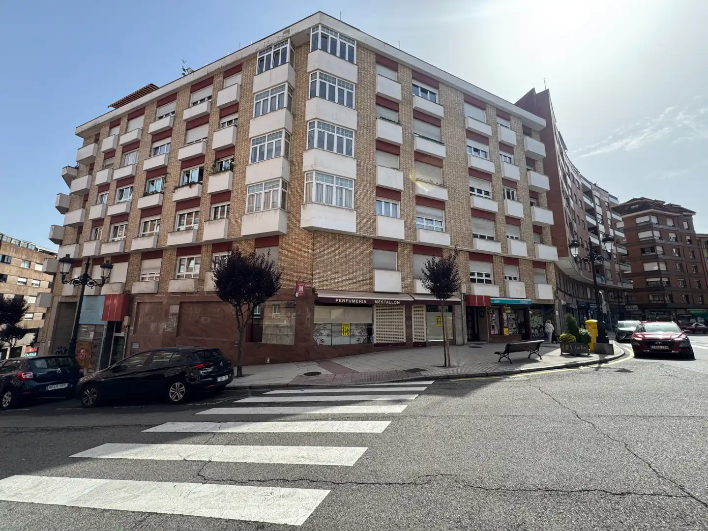 Vista exterior de Local de lloguer en Oviedo  amb Aire condicionat, Calefacció i Moblat