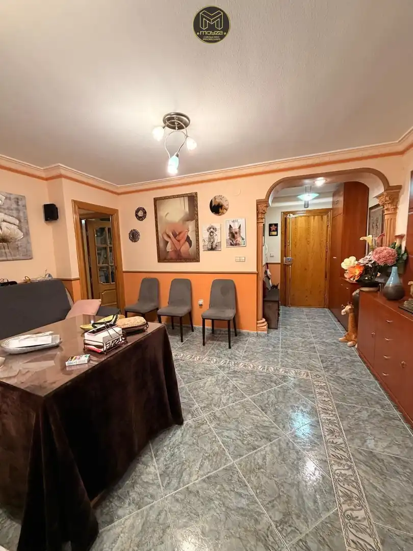 Wohnung zum Verkauf in Jaén mit Klimaanlage, Heizung und Privatgarten