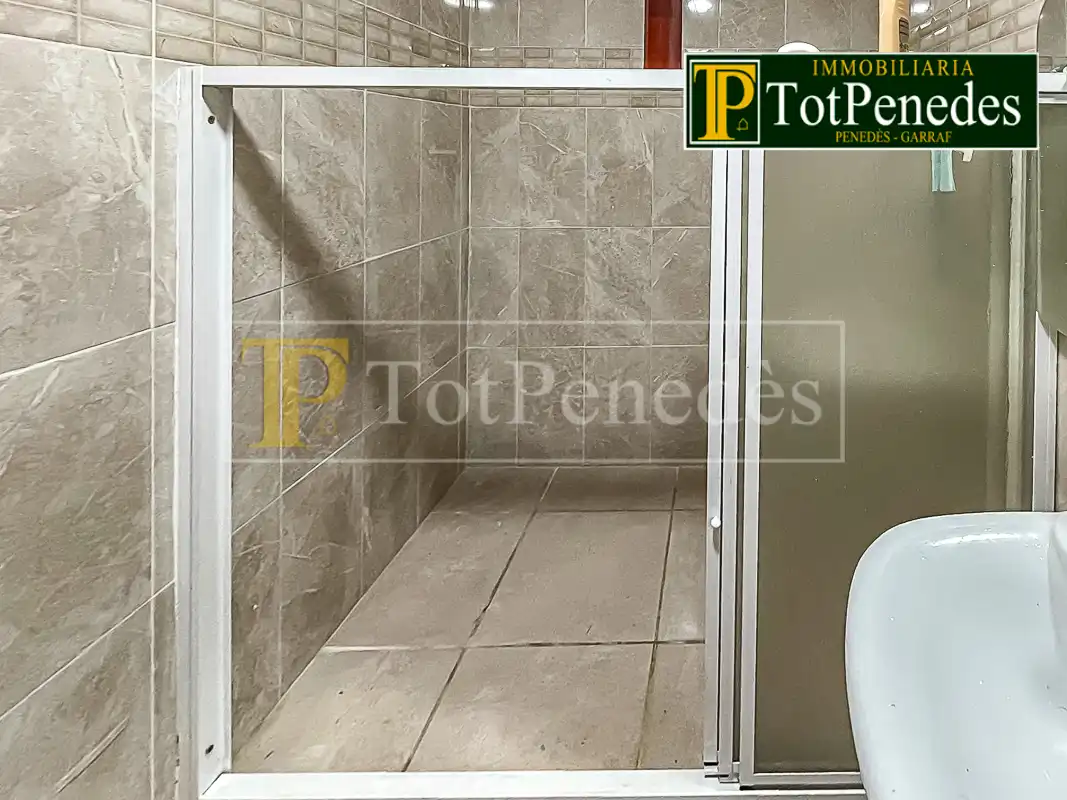 Baño de Casa adosada en venta en Vilafranca del Penedès con Aire acondicionado, Calefacción y Terraza