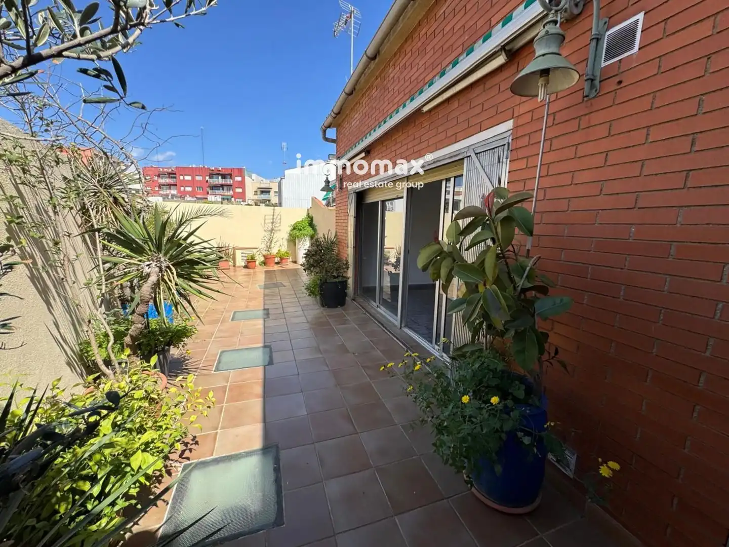 Vista exterior de Casa o xalet en venda en Cornellà de Llobregat amb Calefacció i Traster