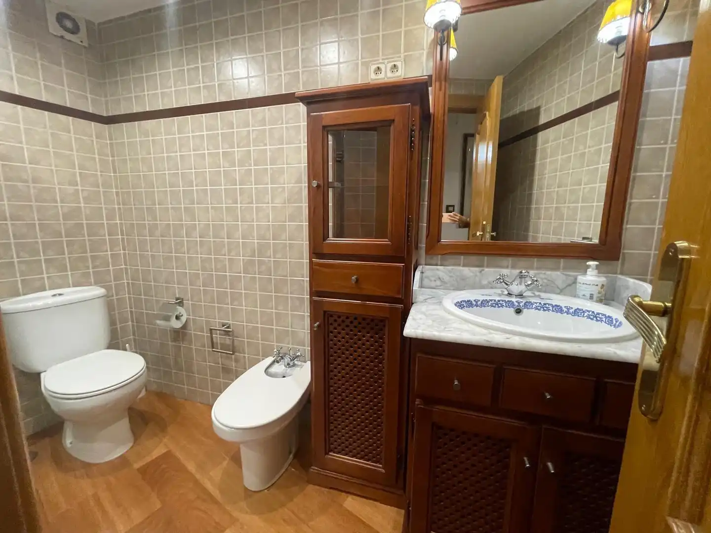 Baño de Piso de alquiler en Granada con Aire acondicionado, Calefacción y Amueblado