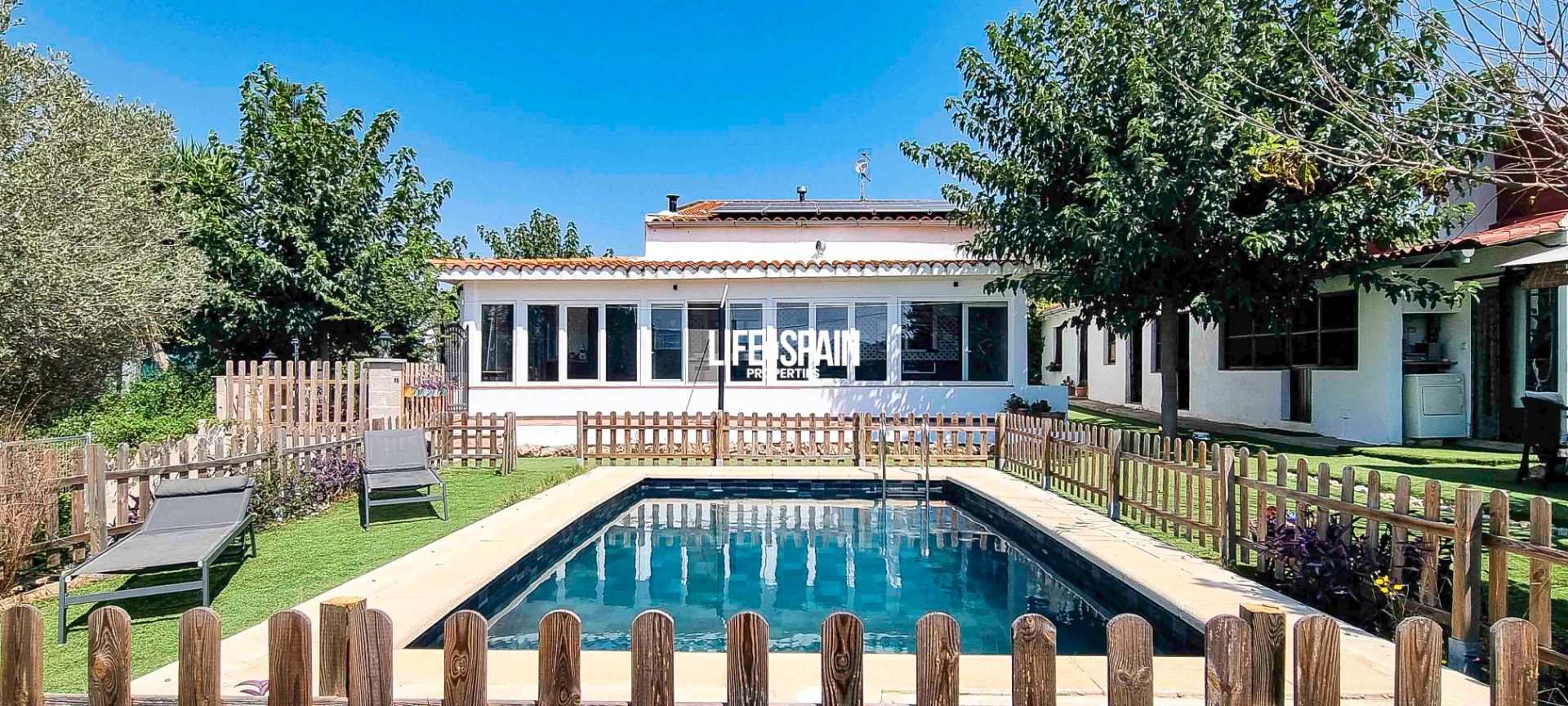 Vista exterior de Finca rústica en venda en Camarles amb Aire condicionat, Calefacció i Jardí privat
