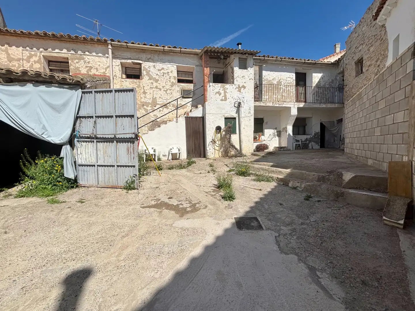 Vista exterior de Casa o xalet en venda en Monegrillo amb Jardí privat, Terrassa i Moblat
