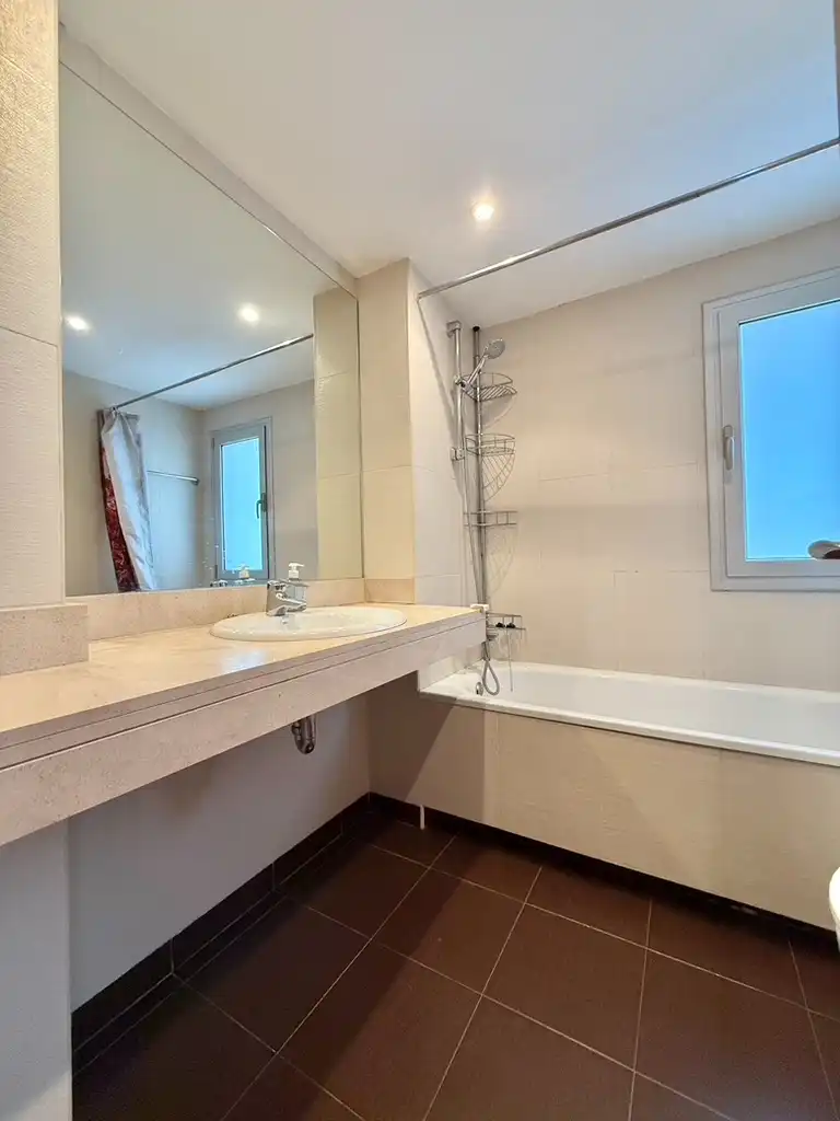 Badezimmer von Dachboden zum Verkauf in Figueres mit Heizung, Parkett und Terrasse