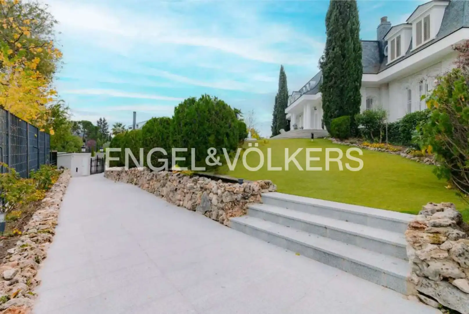 Vista exterior de Casa o xalet en venda en Pozuelo de Alarcón amb Aire condicionat, Calefacció i Jardí privat
