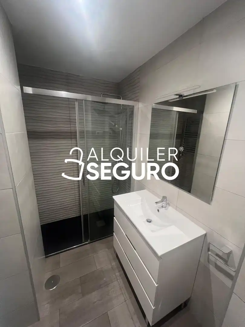 Bathroom of Flat for rent in Madrid  with Air Conditioner and Heating