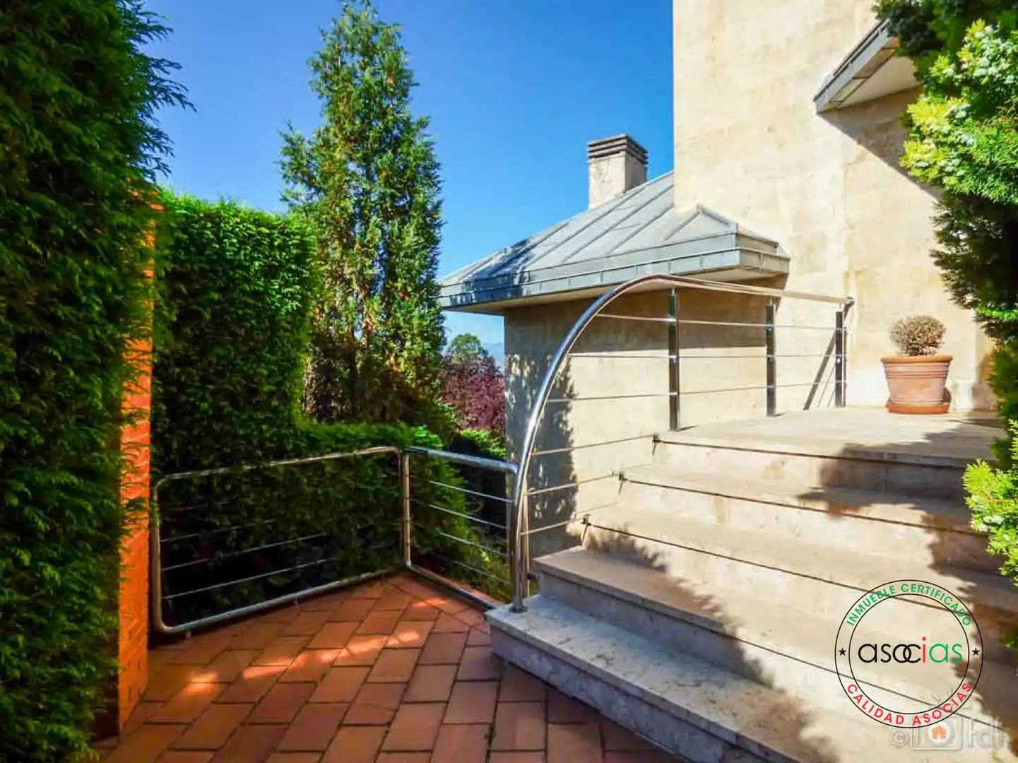 Terrassa de Casa o xalet en venda en Oviedo  amb Calefacció, Jardí privat i Parquet