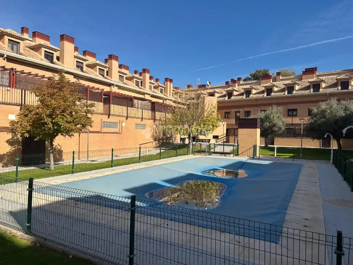 Außenansicht von Wohnung zum Verkauf in Fuente El Saz de Jarama mit Klimaanlage und Balkon