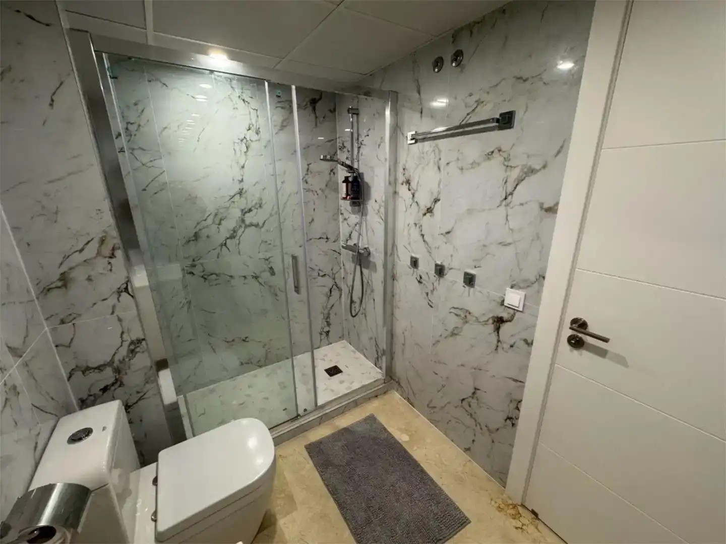 Bathroom of Flat for sale in Paterna  with Air Conditioner, Swimming Pool and Balcony