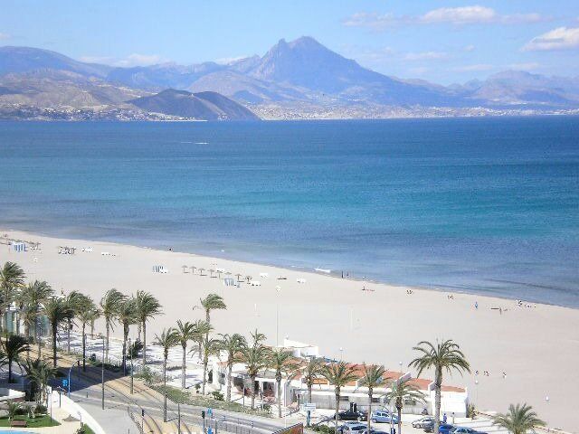 Vista exterior de Apartament en venda en Alicante / Alacant amb Jardí privat, Terrassa i Balcó