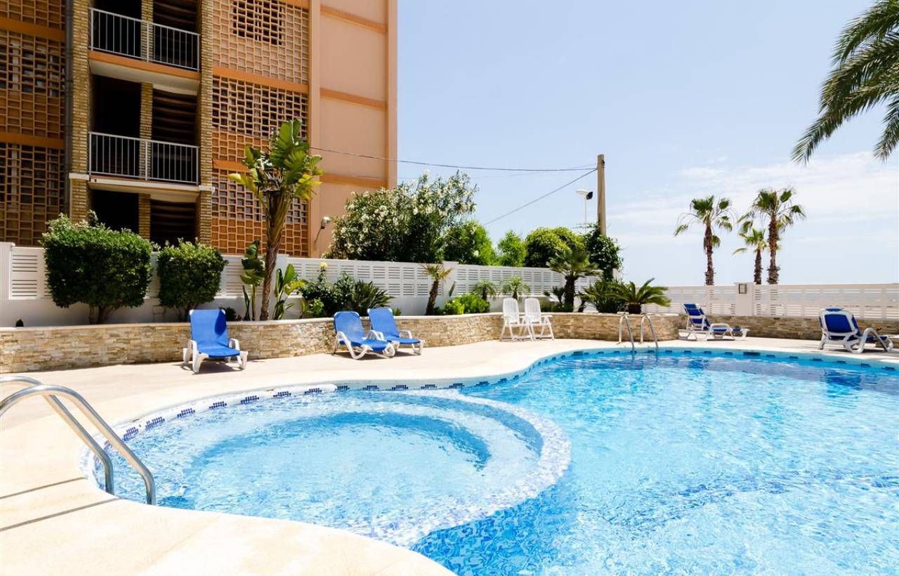 Piscina de Apartament en venda en Calpe / Calp amb Aire condicionat, Calefacció i Jardí privat
