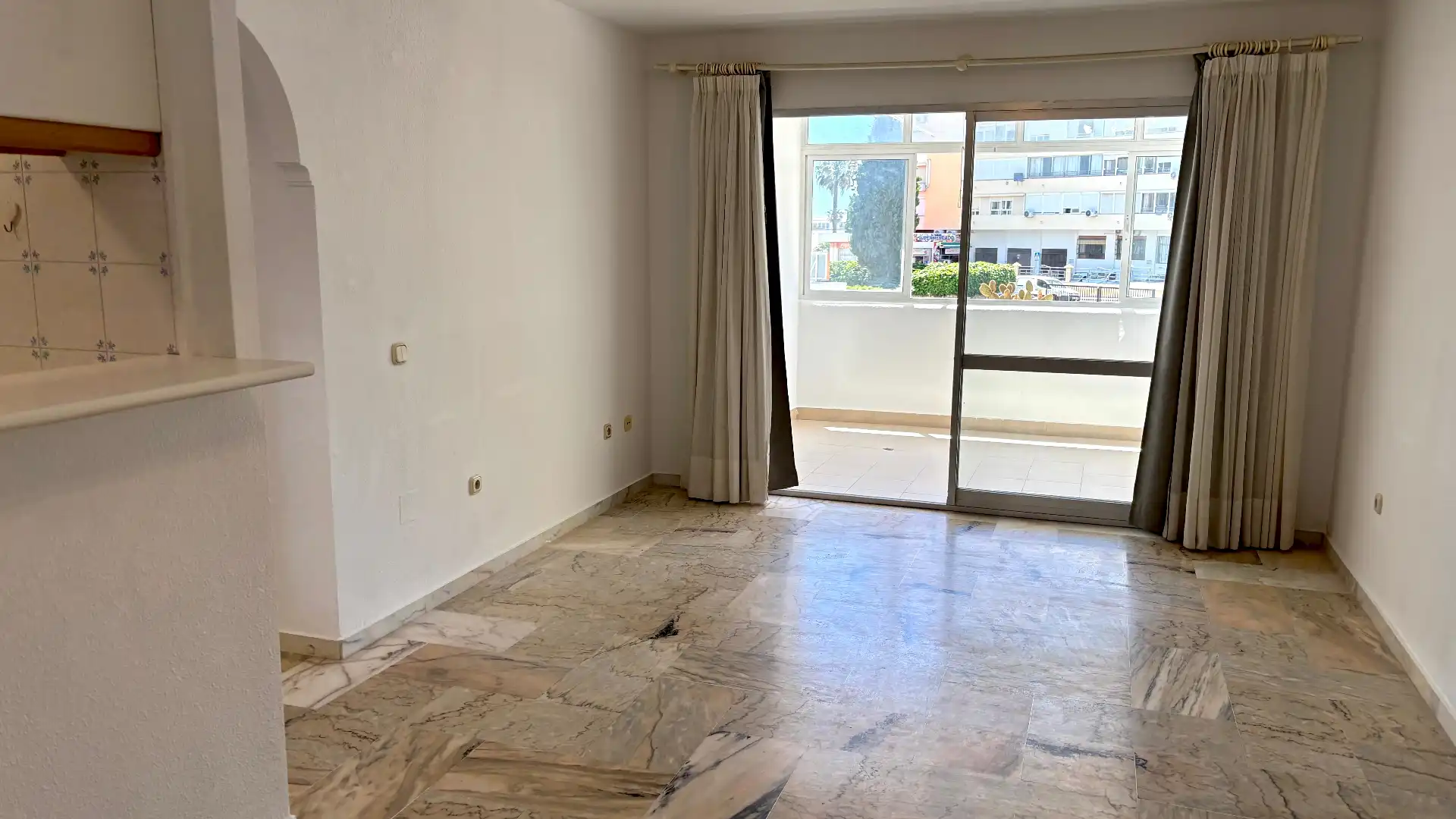 Sala de estar de Piso en venta en Benalmádena con Terraza, Horno y Lavadora
