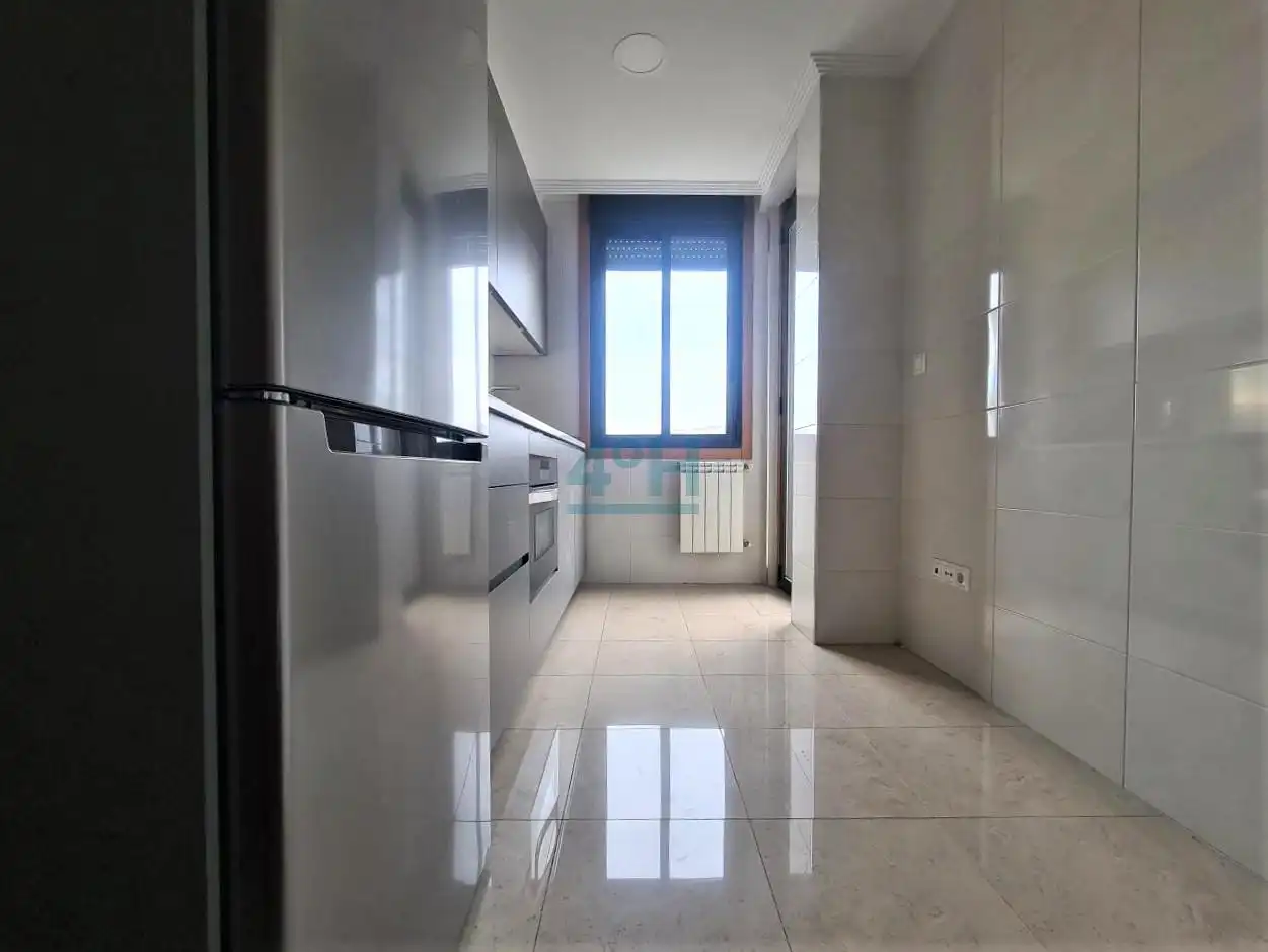 Cuina de Pis de lloguer en Ourense Capital  amb Calefacció, Parquet i Balcó