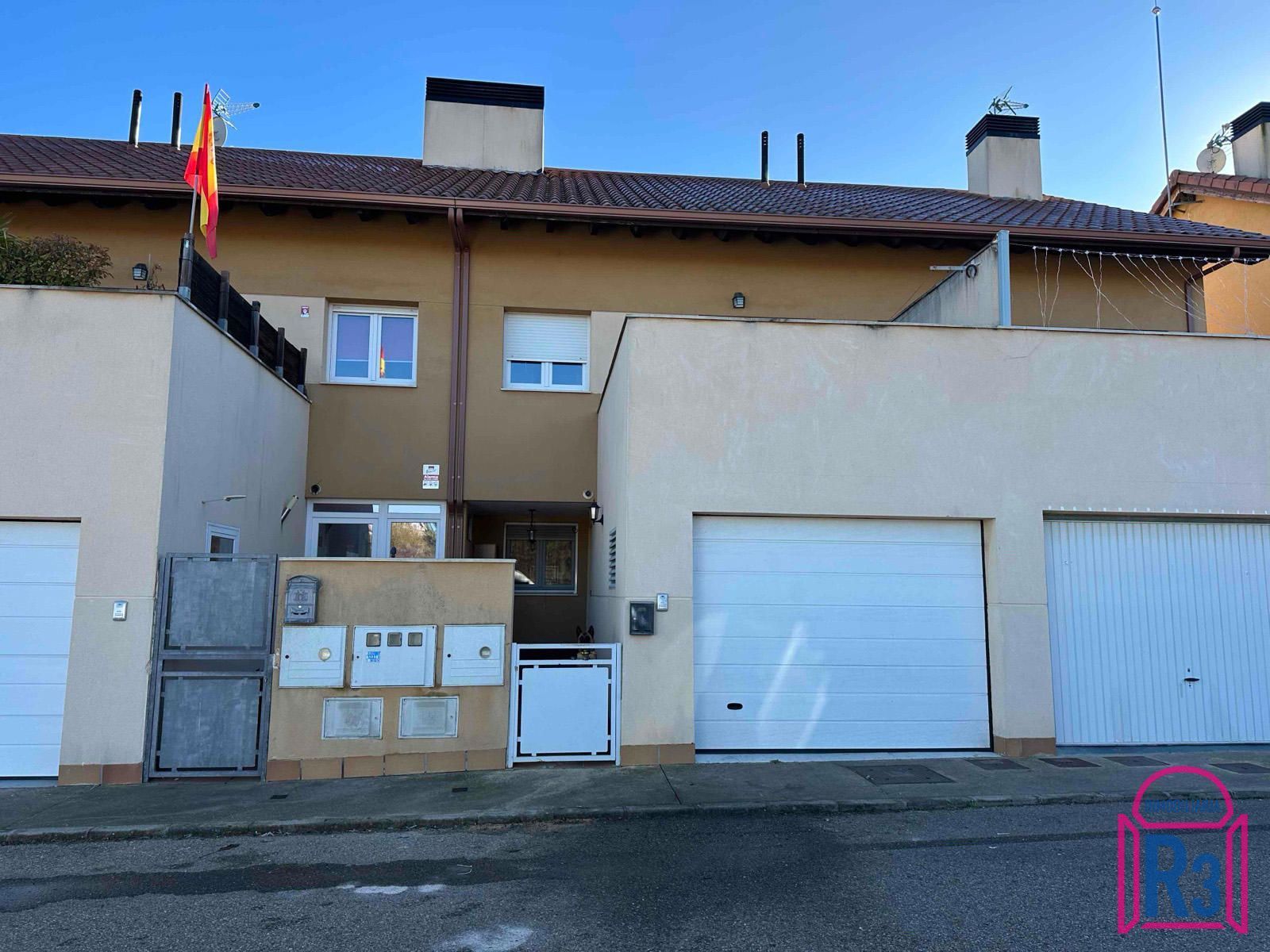 Vista exterior de Casa adosada en venta en Valdefresno con Calefacción, Jardín privado y Terraza