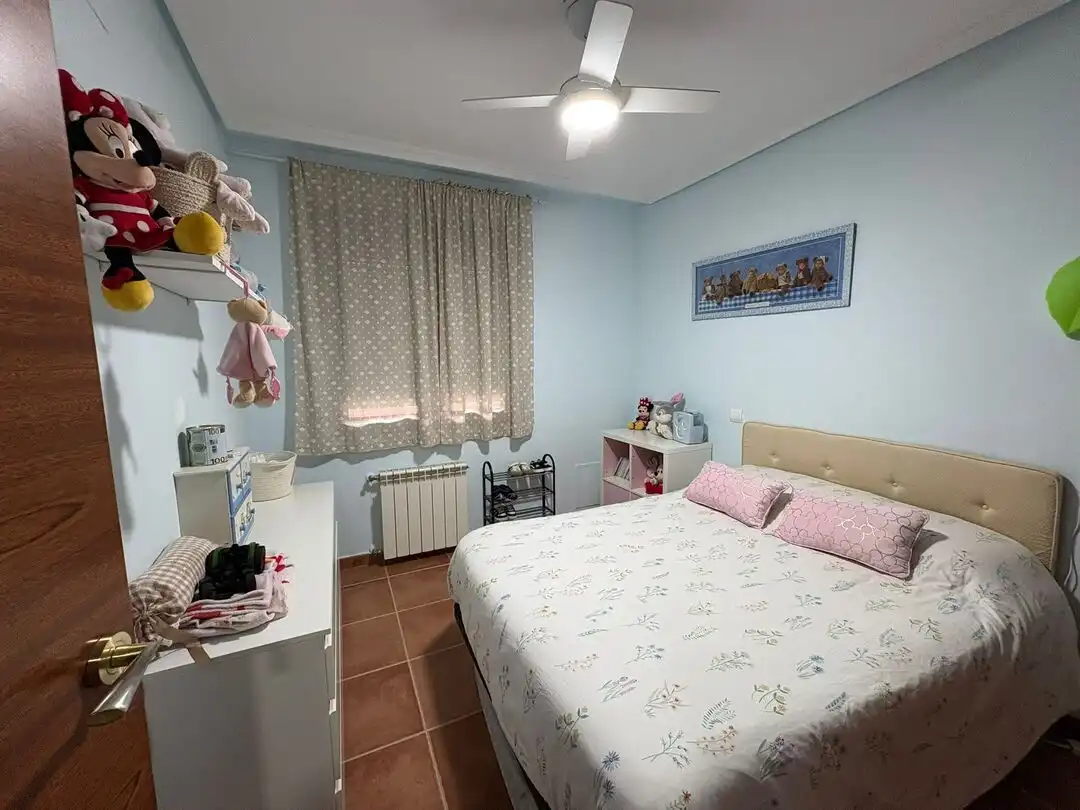 Dormitori de Casa adosada en venda en Calera y Chozas amb Aire condicionat i Calefacció