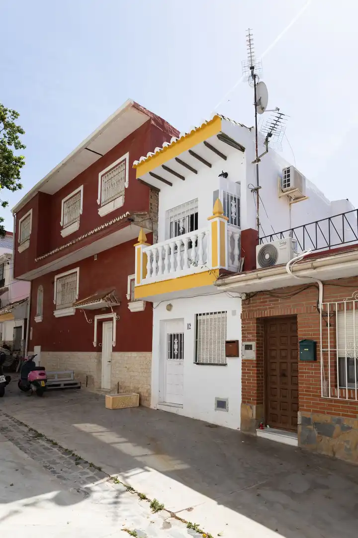 Vista exterior de Casa adosada en venda en Málaga amb Balcó