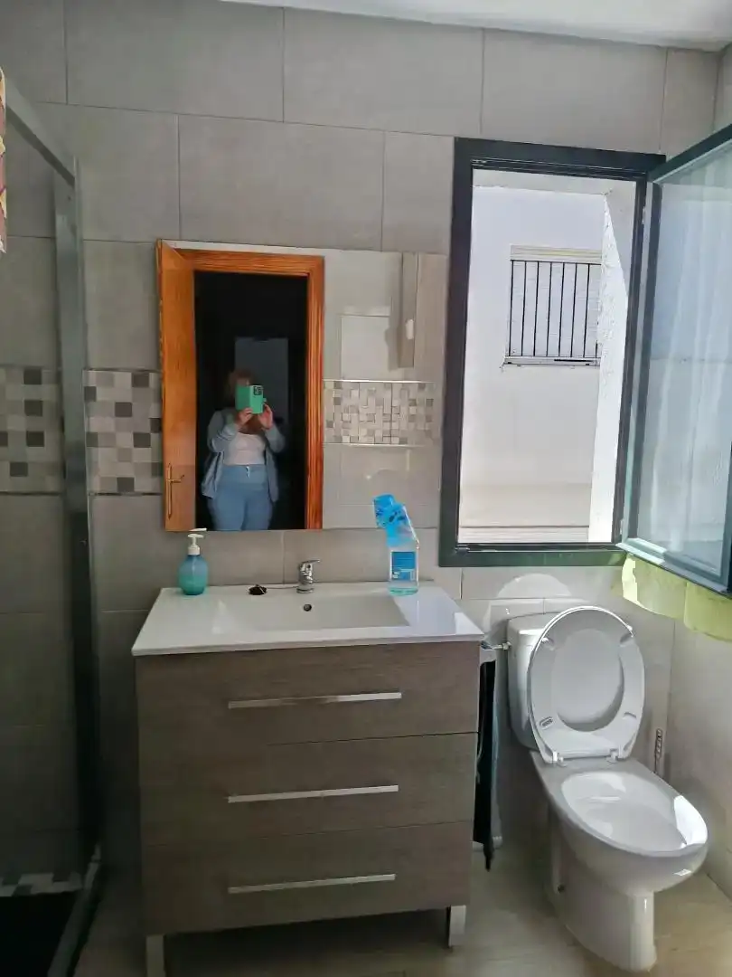 Baño de Casa adosada en venta en Castellar de la Frontera con Aire acondicionado, Trastero y Horno