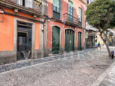 Adossat amb balcó en venda a Calle Escritor Benito Pérez Galdós