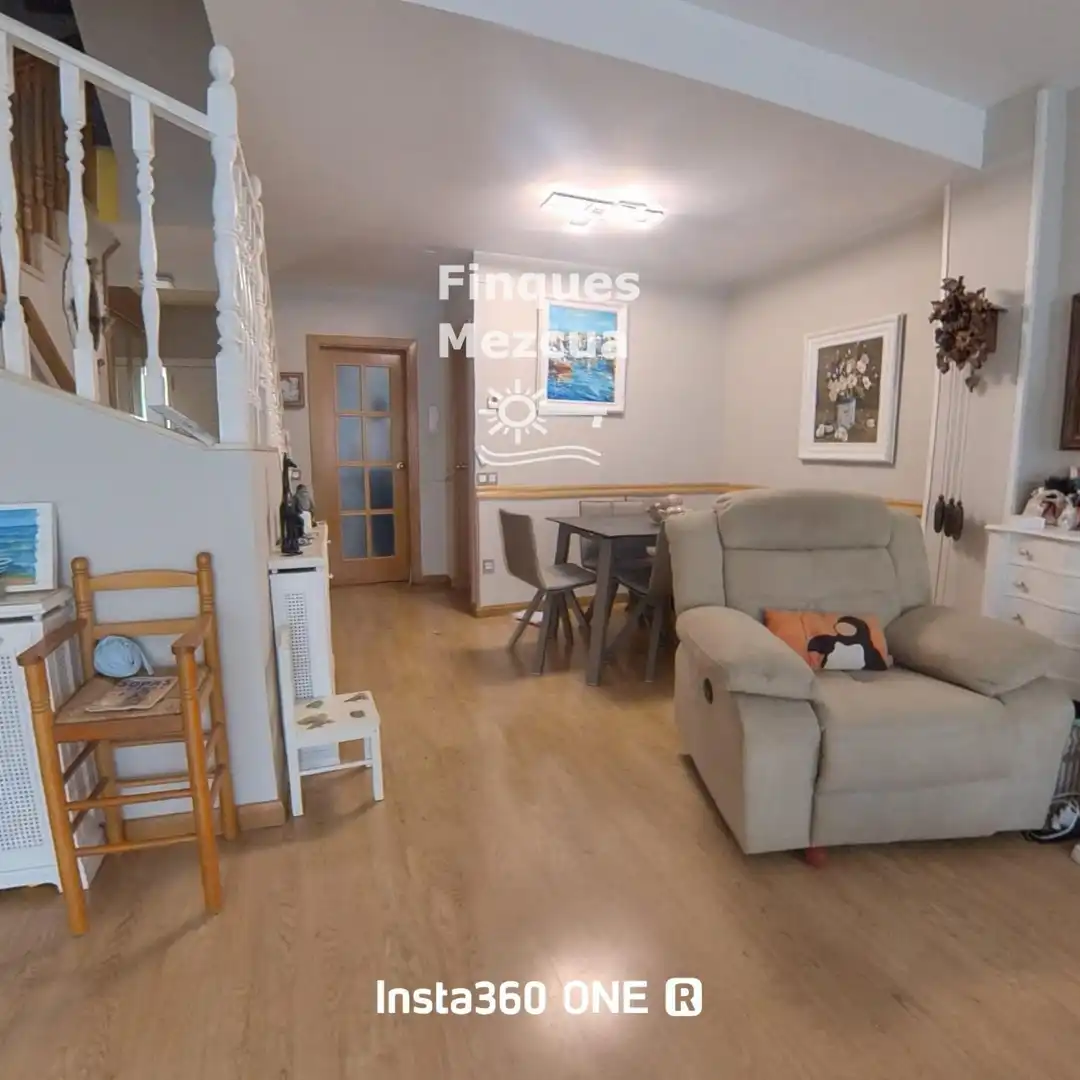 Sala d'estar de Casa adosada en venda en Sant Cugat del Vallès amb Calefacció, Jardí privat i Piscina
