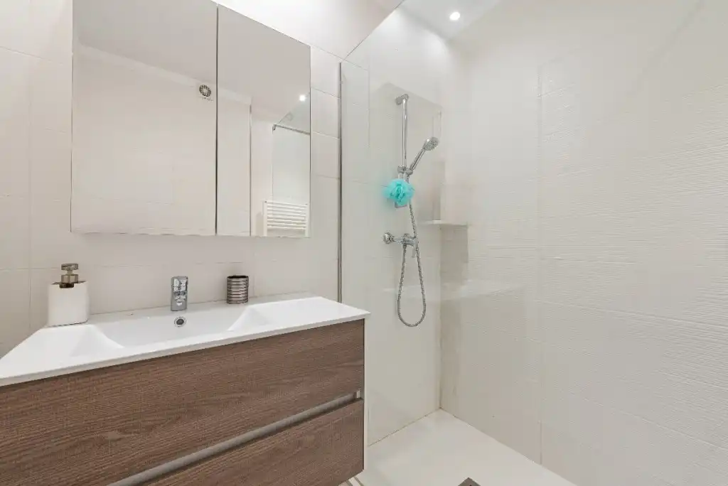 Badezimmer von Einfamilien-Reihenhaus zum Verkauf in Pollença mit Klimaanlage, Heizung und Privatgarten